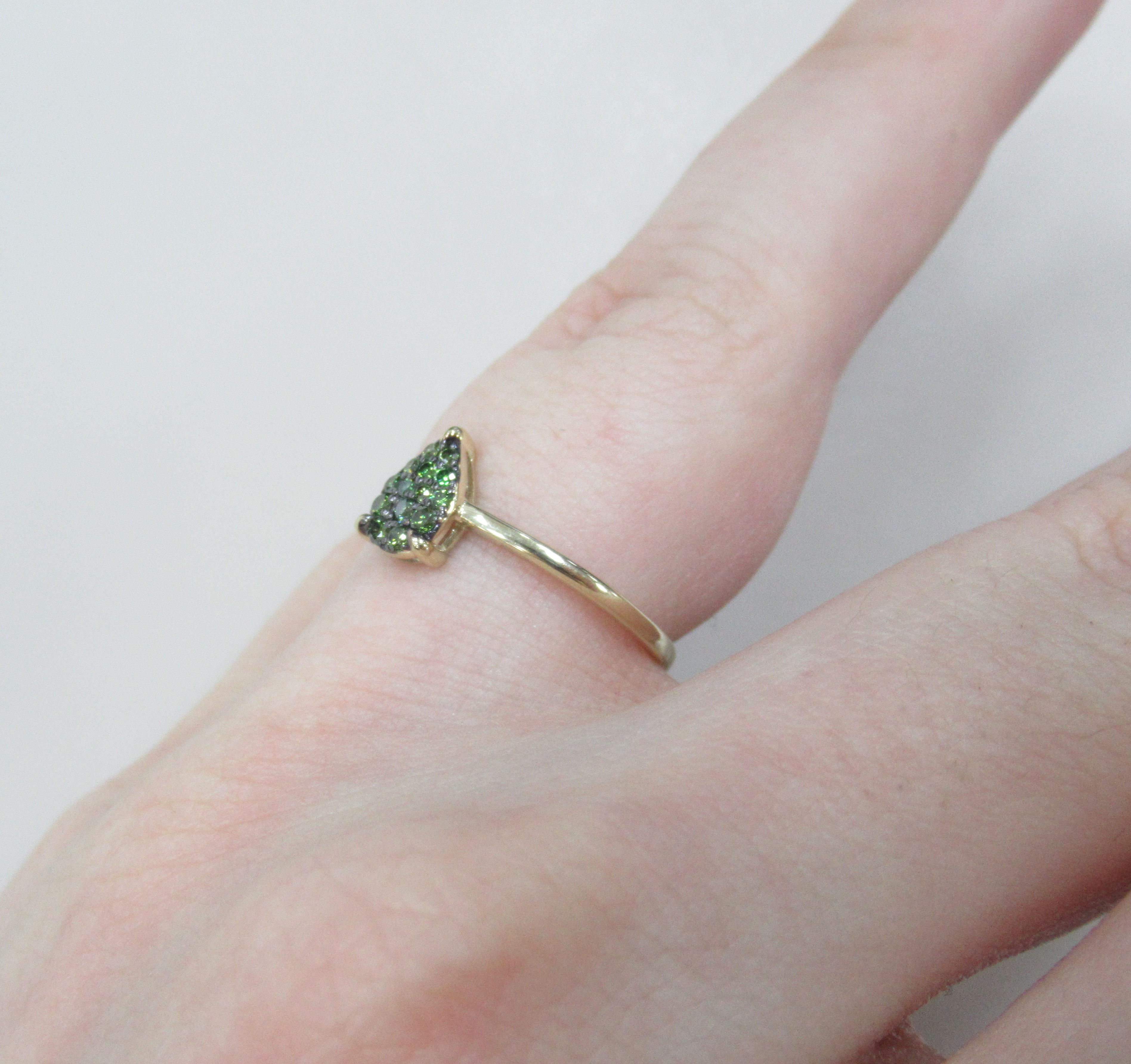 Кольцо из желтого золота с зелеными бриллиантами